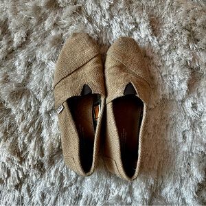 Tom’s burlap flats